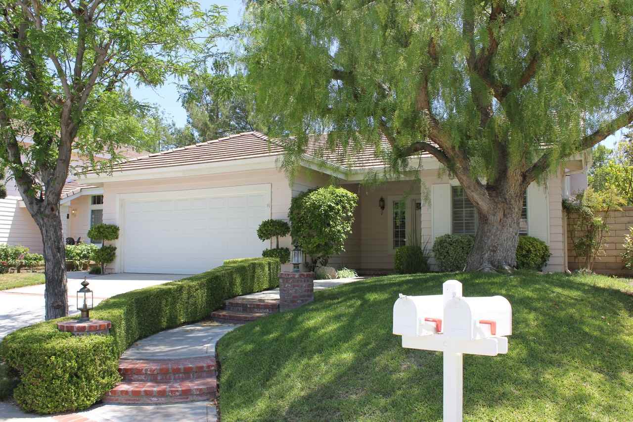 27208 Waterford Drive - Photo 2 of 10