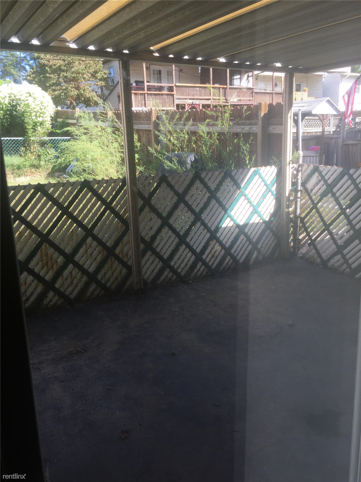 327 W Spruce St - Photo 3 of 10