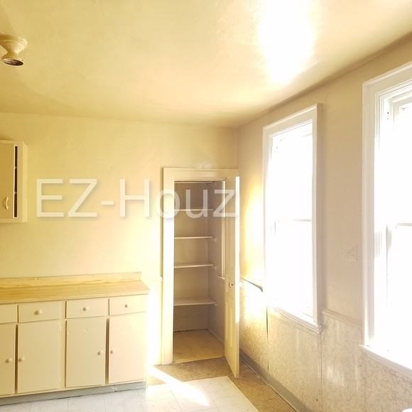 165 Playter St - Photo 2 of 9