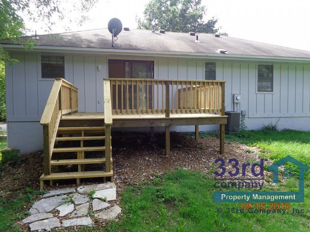 405 NE Lakeview Dr - Photo 2 of 15