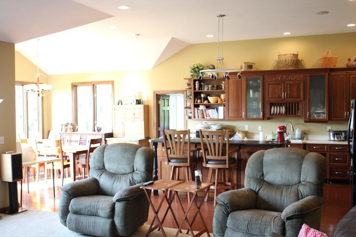 N52W27222 Elizabeth Dr - Photo 2 of 11