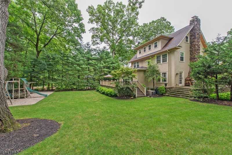 381 Morris Ave - Photo 2 of 15