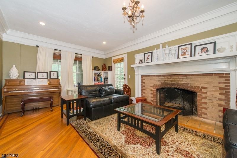 381 Morris Ave - Photo 3 of 15