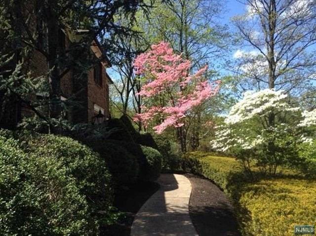 802 Sussex Rd - Photo 2 of 24