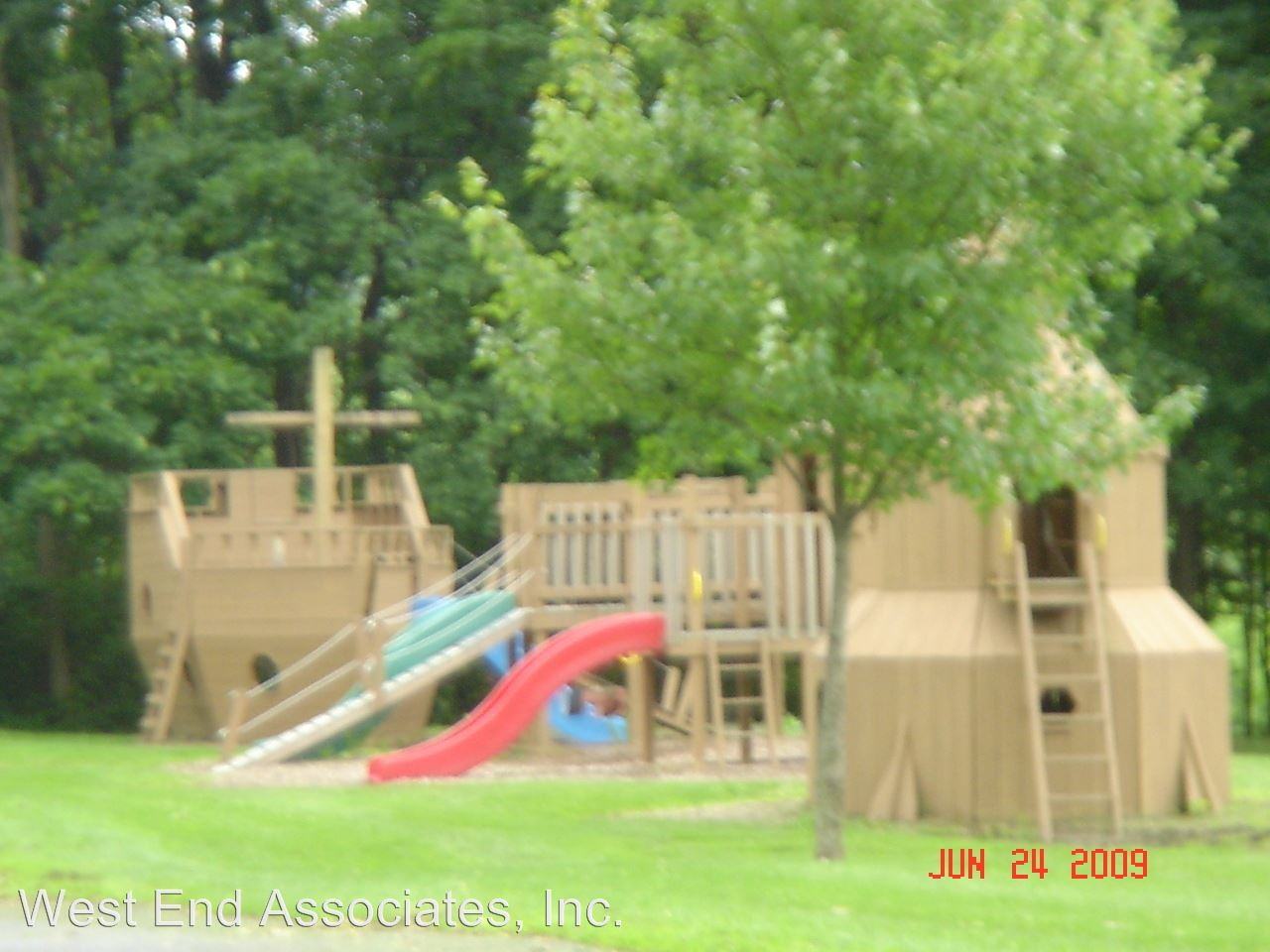 1392 Arch St - Photo 2 of 2