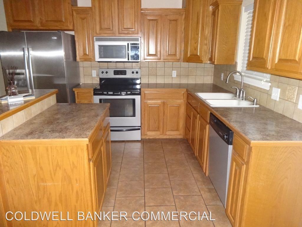 2118 Republic Ave - Photo 2 of 12