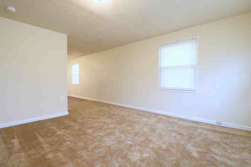 1615 Wentworth Ave - Photo 2 of 10