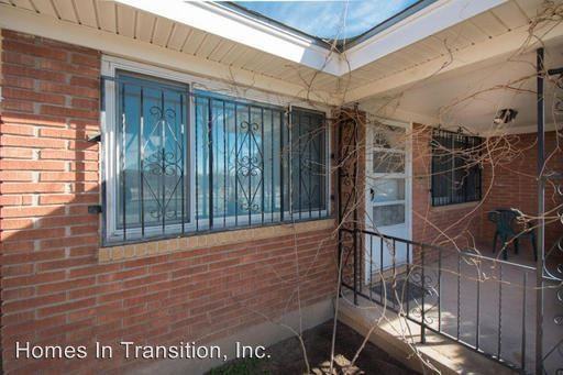 1040 San Pedro Dr SE - Photo 2 of 14