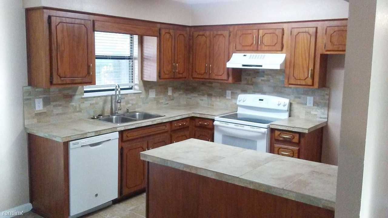 928 Debbie Ct - Photo 2 of 3