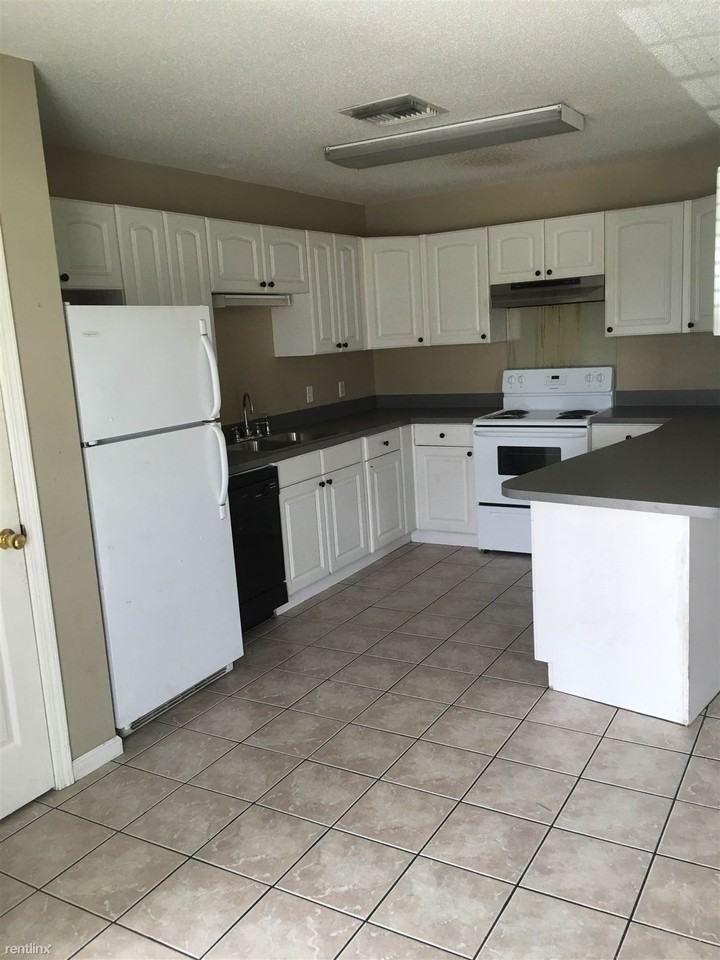 118 Mall Cir #B - Photo 2 of 11