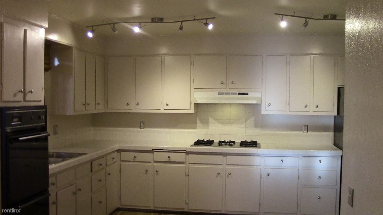 870 40th St - Photo 2 of 9