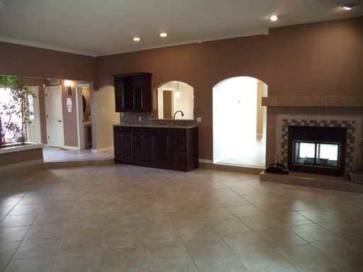 5008 Silas Ct NE - Photo 3 of 12