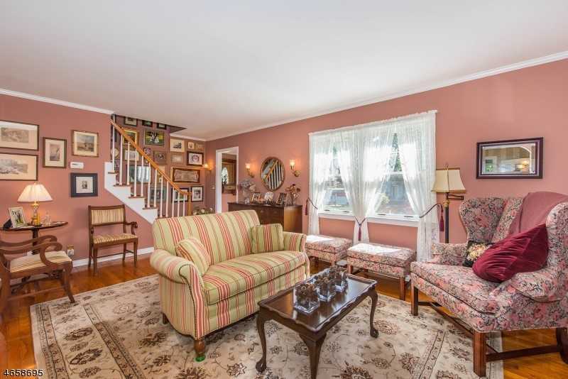 81 Calumet Ave - Photo 2 of 17