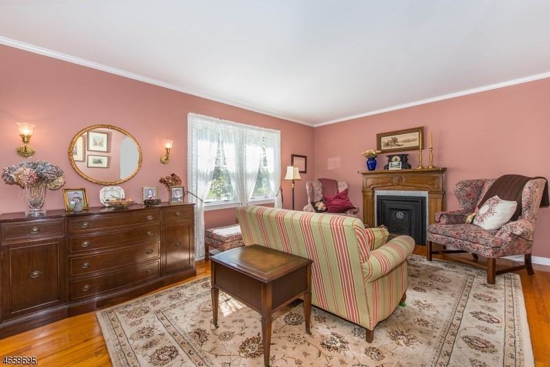 81 Calumet Ave - Photo 3 of 17