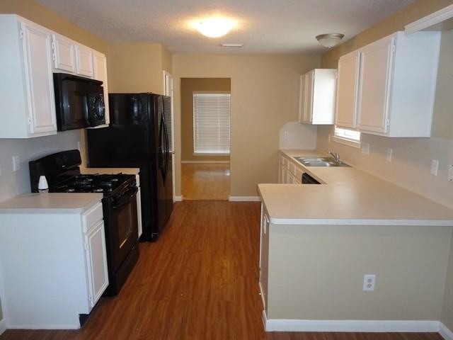 28811 Stapleford St - Photo 3 of 7