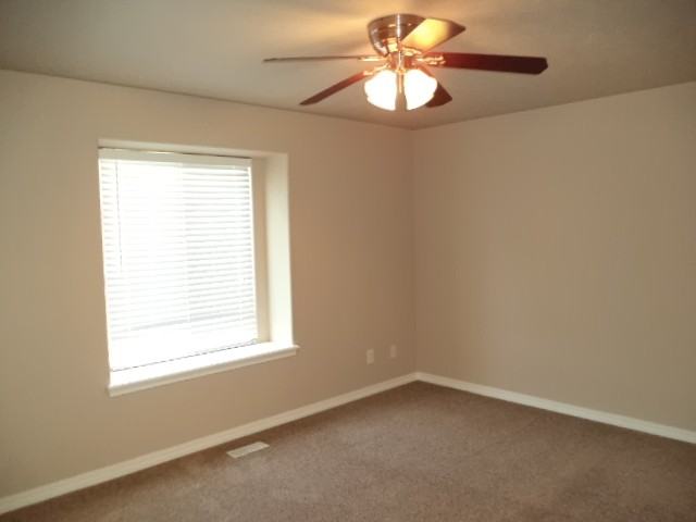 2475 N Eureka Ave - Photo 2 of 11