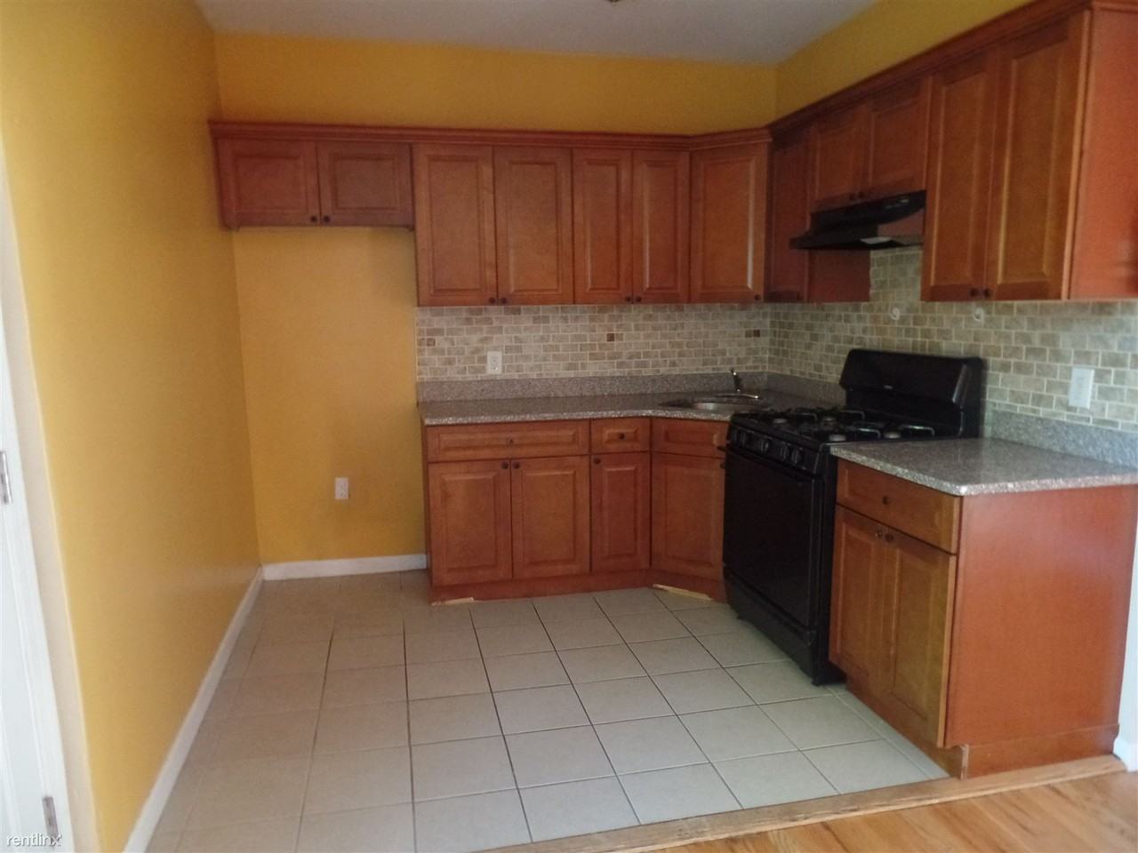 576 E 22nd St - Photo 3 of 7