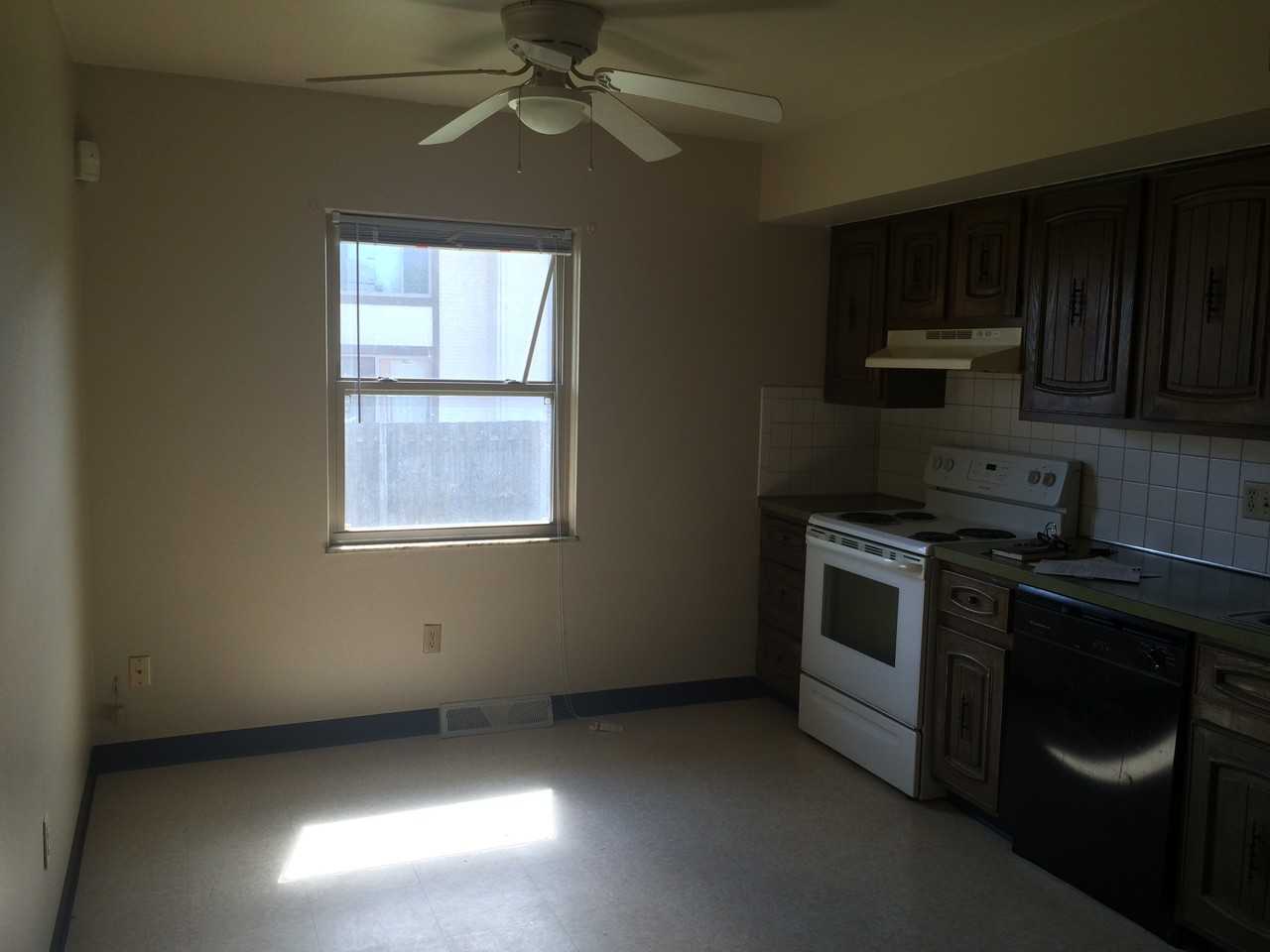 1863 Hampstead Dr - Photo 2 of 13