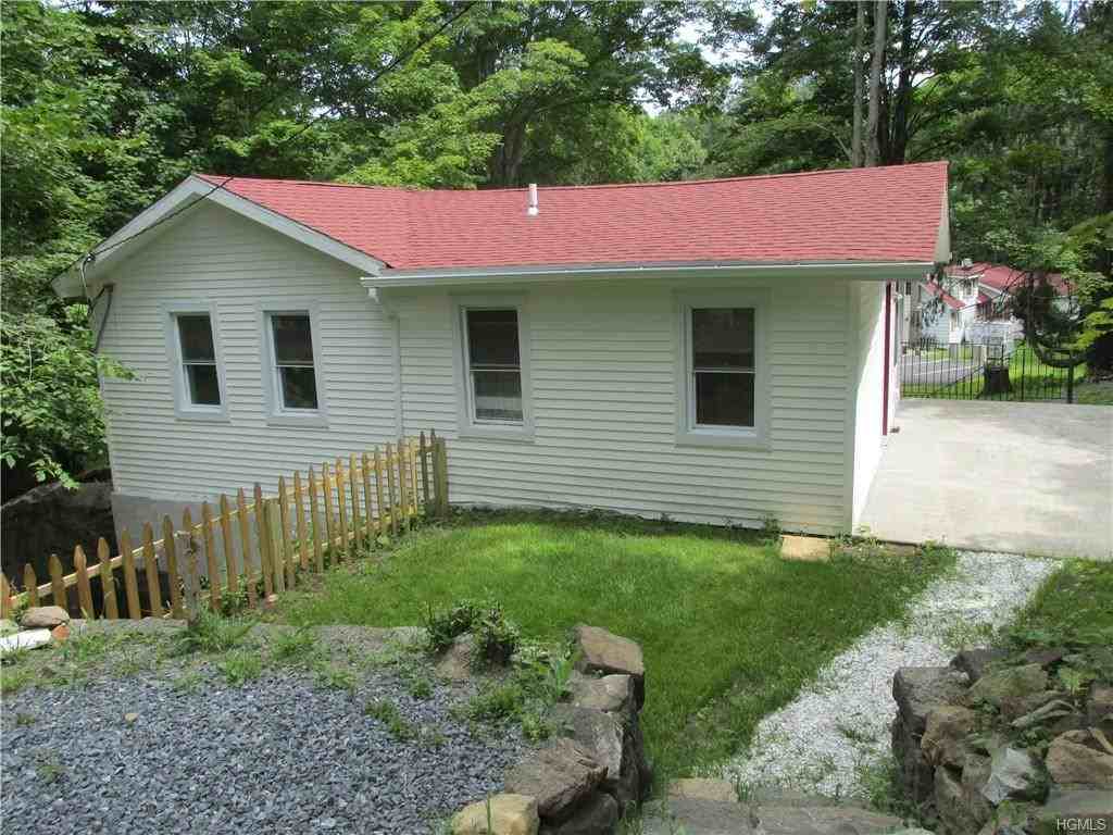 16 Montrose Station Rd - Photo 2 of 13