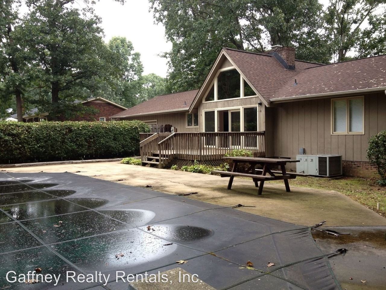 137 Saxon Dr - Photo 2 of 16