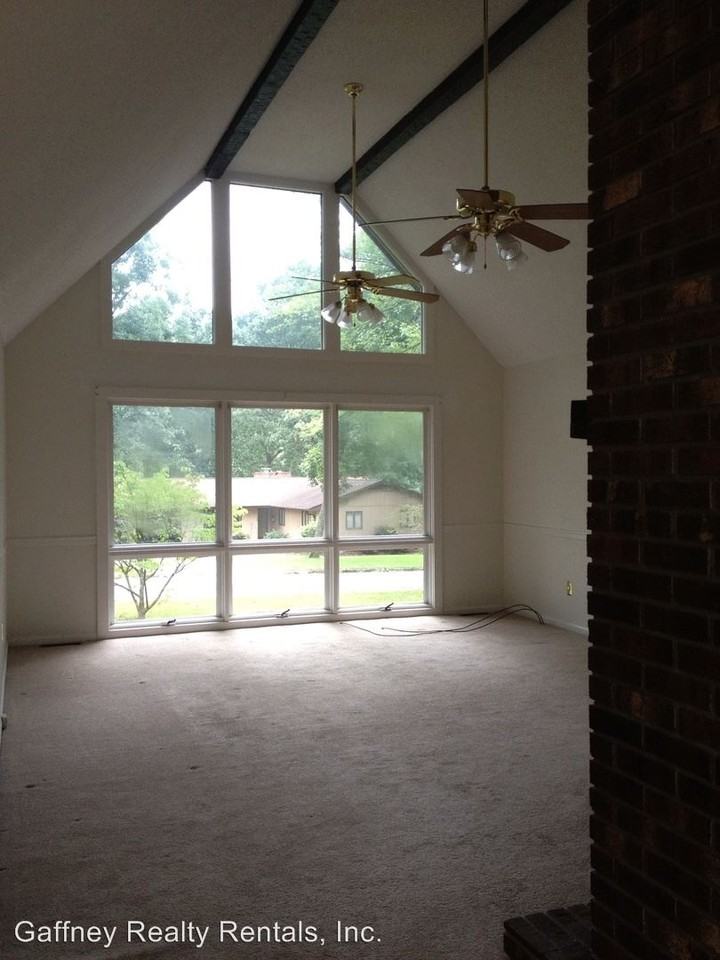 137 Saxon Dr - Photo 3 of 16