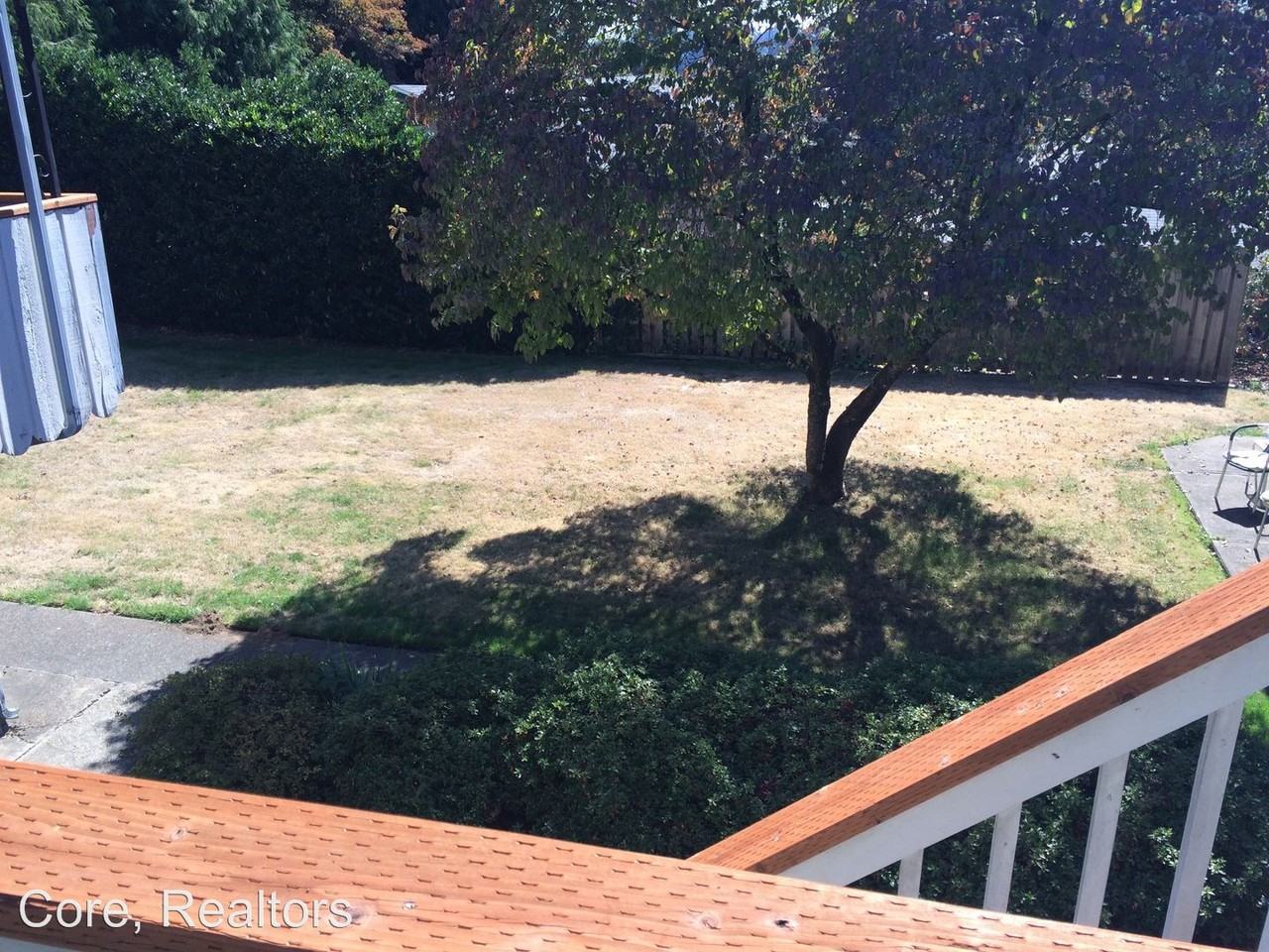 4138 SE Washington St - Photo 3 of 12