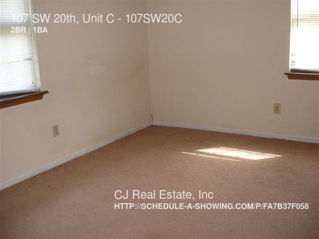 107 SW 20th Terrace #c - Photo 3 of 4