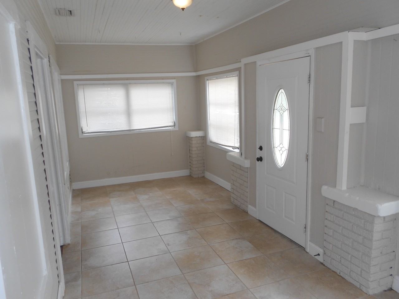 302 W Hilda St - Photo 3 of 16
