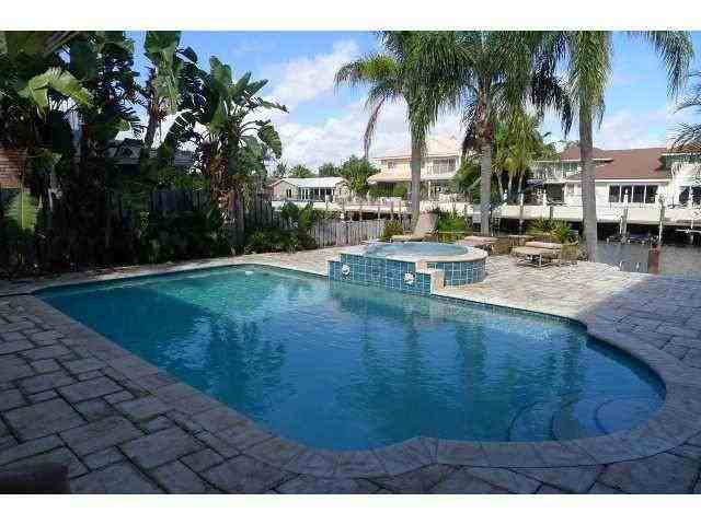 3303 NE 40th St - Photo 3 of 6