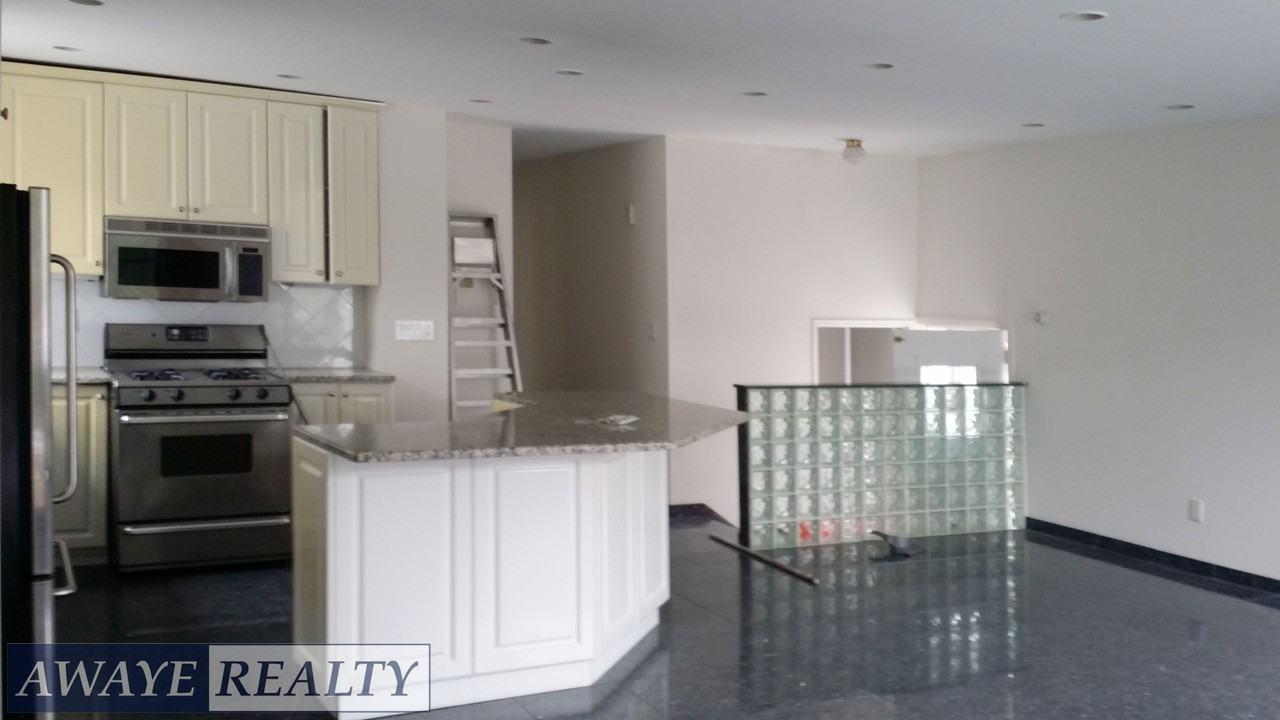 156 Mayfair Drive North - Photo 2 of 7