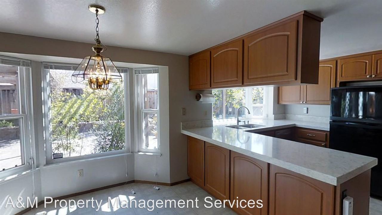 3002 Reece Way - Photo 3 of 9