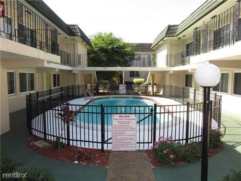 1001 Se 16th St - Photo 2 of 6