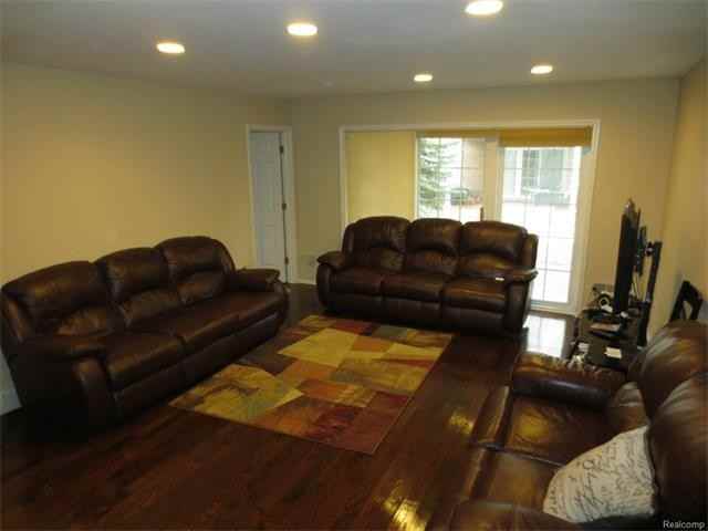 25 Lyons Ct - Photo 3 of 31