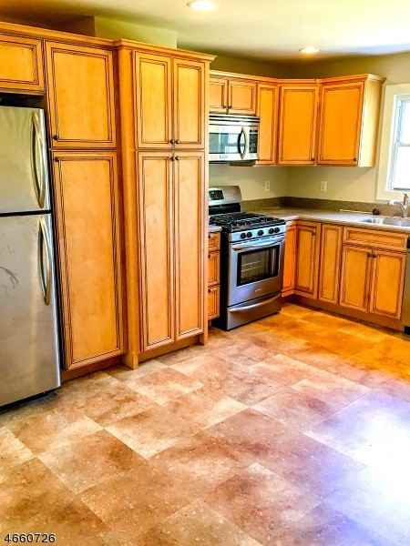 919 Cedar St - Photo 2 of 9