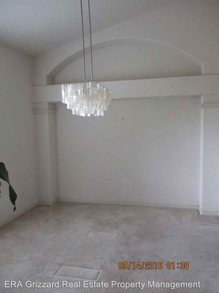 27403 Highlander Ct - Photo 3 of 14