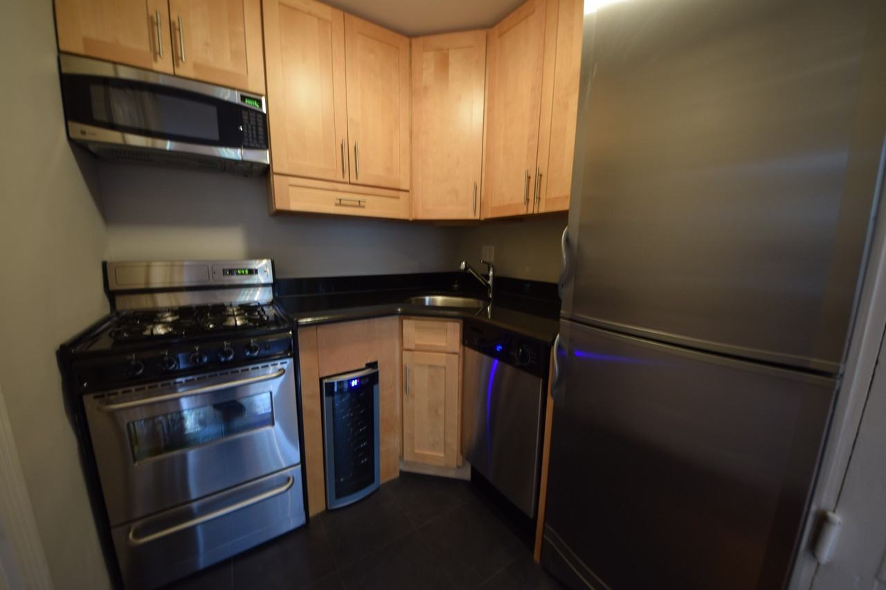 561 Hudson Street - Photo 3 of 5