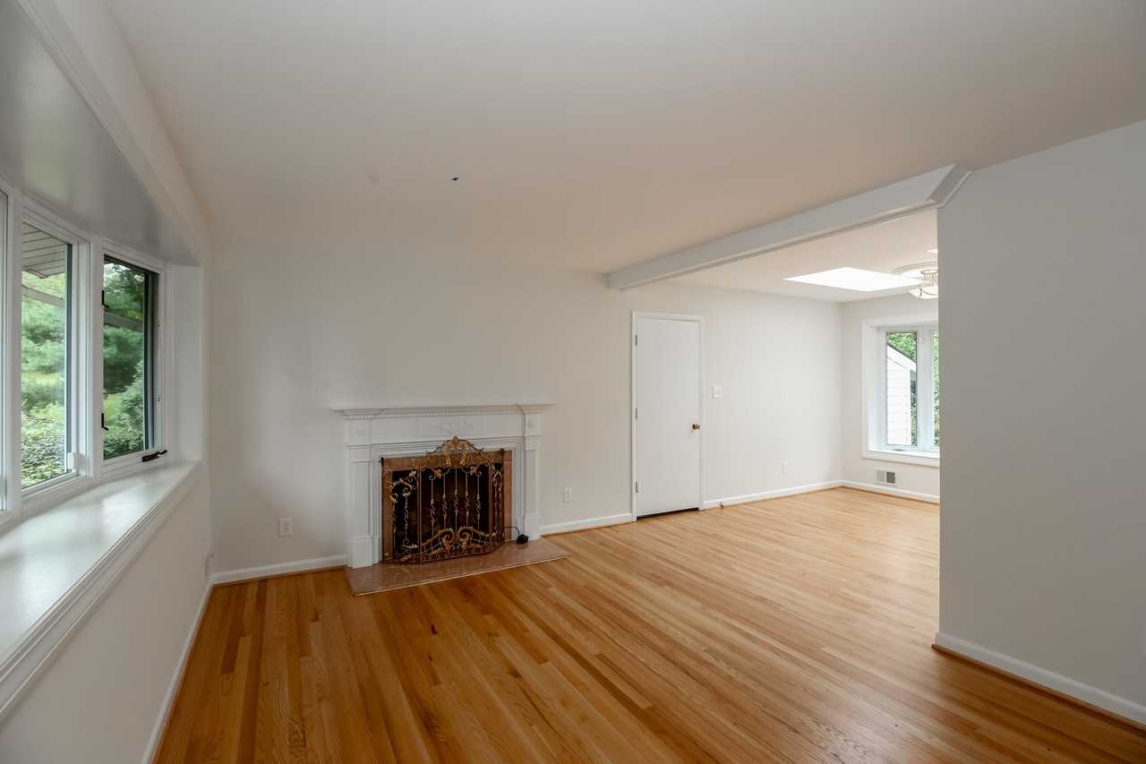 2028 Dexter Dr - Photo 3 of 27