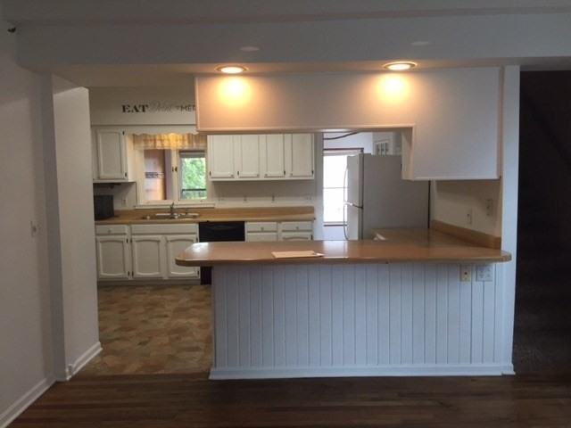 226 Robinson St - Photo 2 of 16