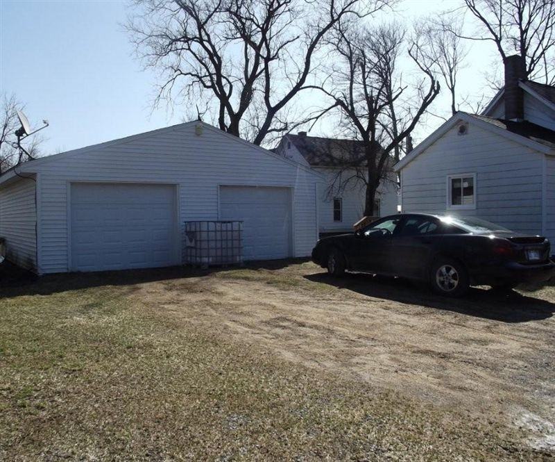 818 Lansing St - Photo 2 of 10