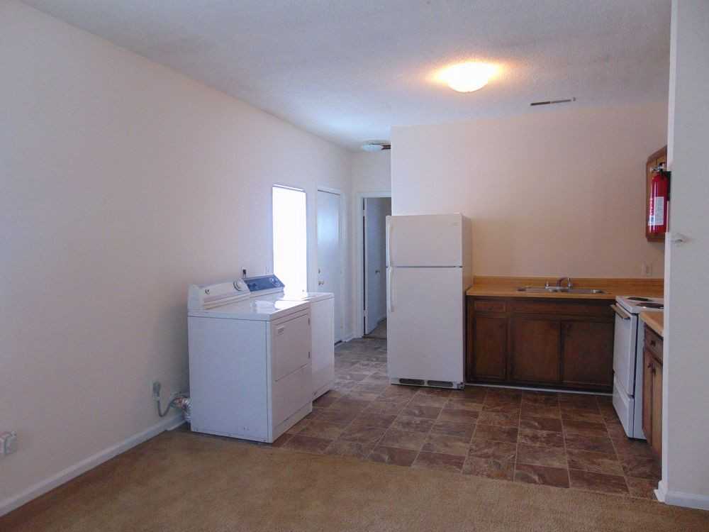 1105 Oak St - Photo 3 of 7