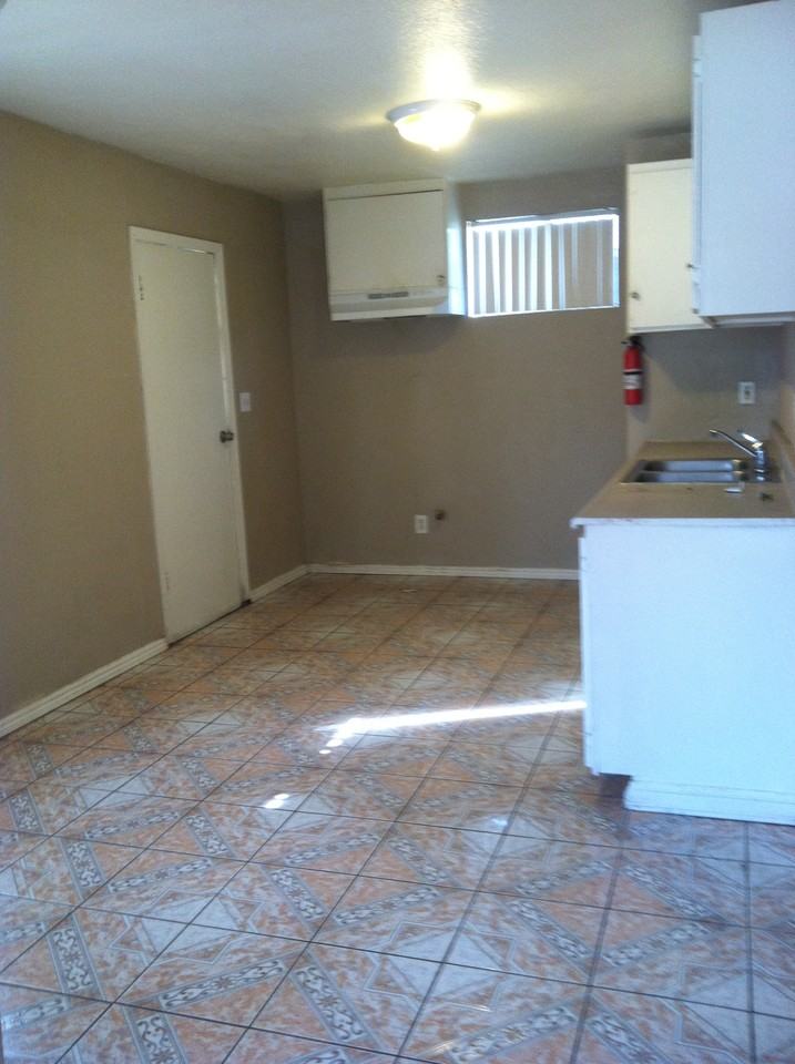 3022 Arizona Ave - Photo 3 of 6