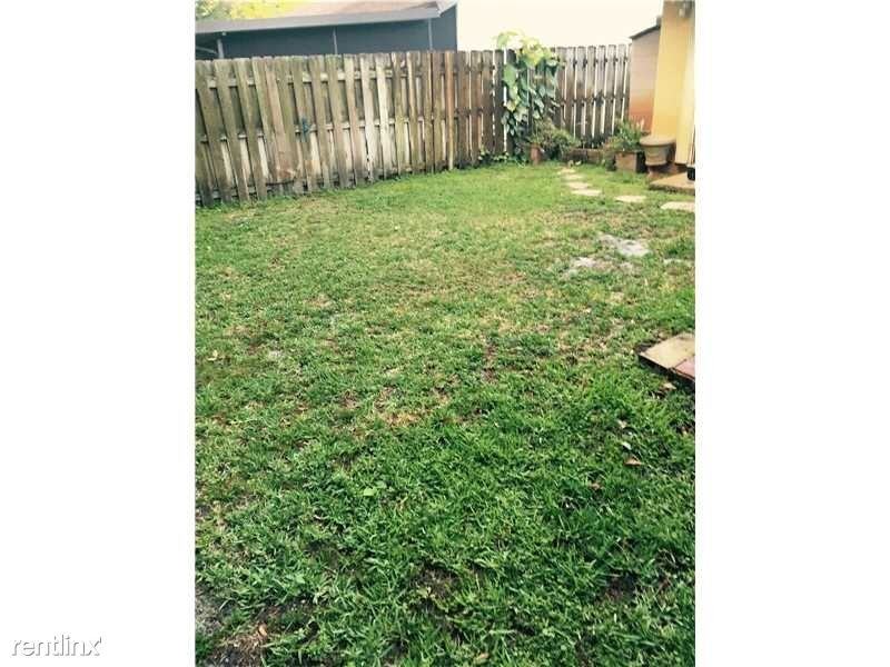 731 SW 99th Ave - Photo 2 of 10