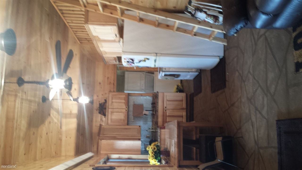 1046 Lakeshore Dr - Photo 2 of 3