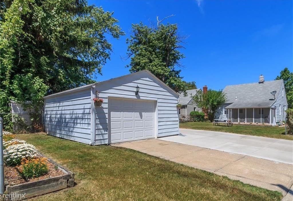 29740 Cresthaven Dr - Photo 2 of 12