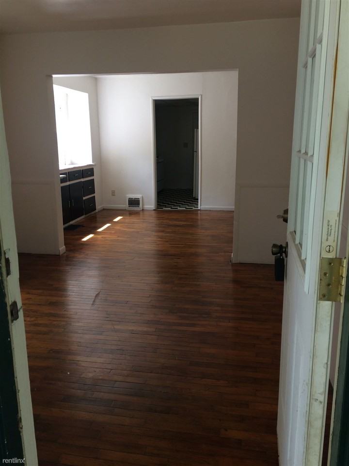 620 S Foster Ave - Photo 3 of 8