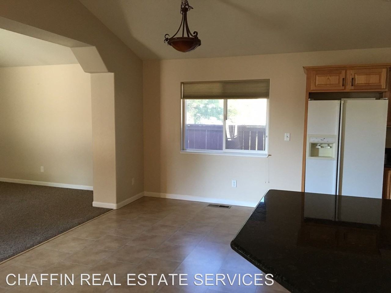 825 Divot Dr - Photo 3 of 14