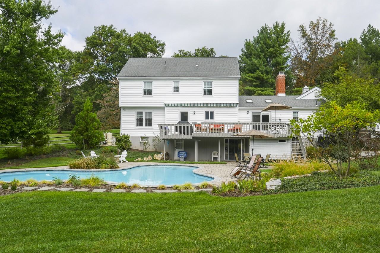 4 Meadow Ln - Photo 2 of 33