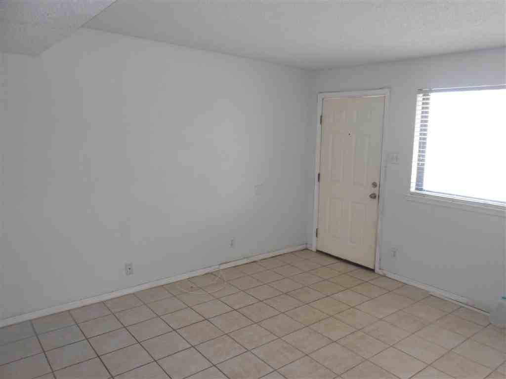 10005 Kenworthy St - Photo 3 of 25