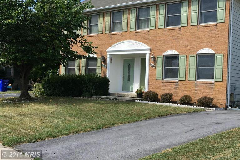 1042 Hampton Cir - Photo 3 of 26