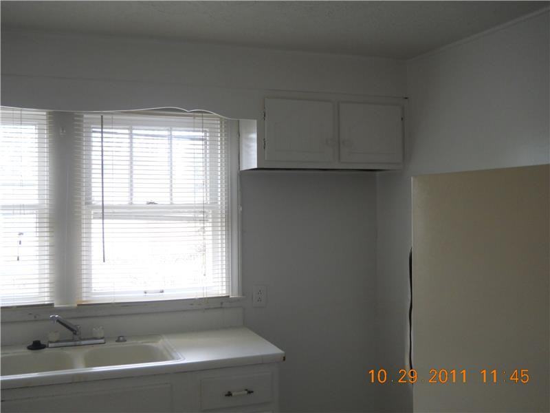 126 S 11th Ave - Photo 3 of 4